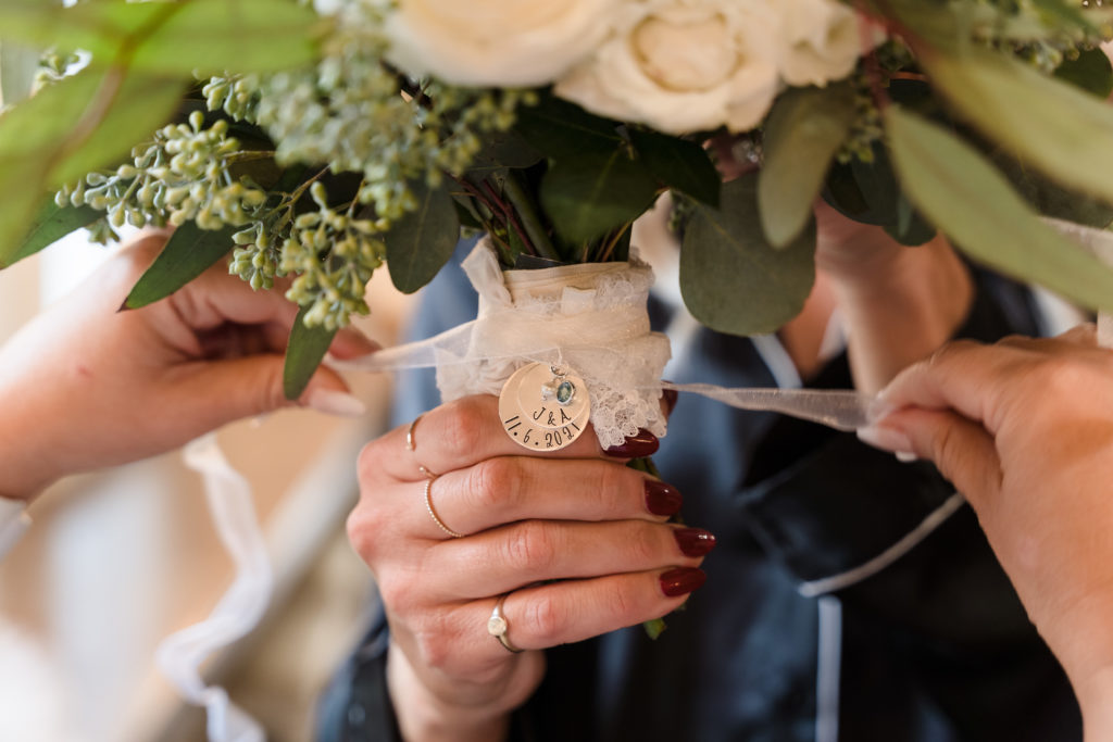 Bride ties note on bouquet
