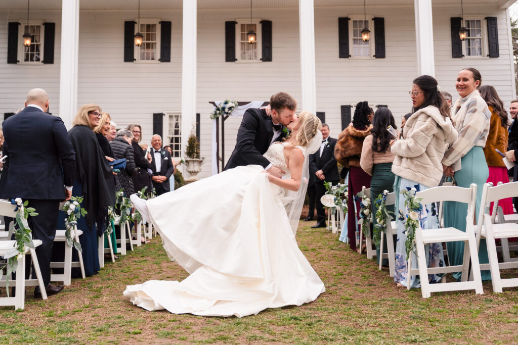 winter wedding ceremony Vesuvius Vineyards